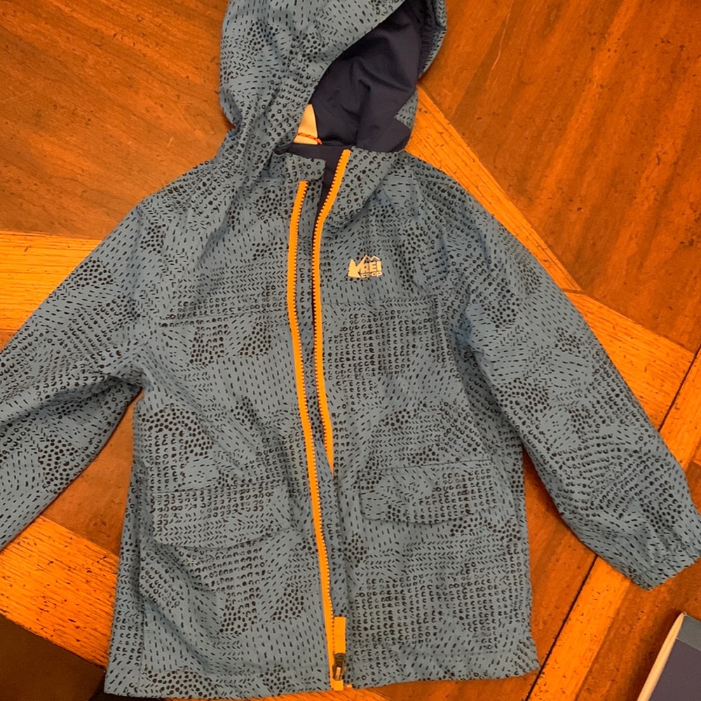Boys REI lined rain coat in EUC. Size 4-5.